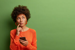 Femme sur fond vert