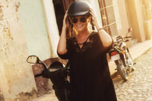 Femme mettant un casque de scooter