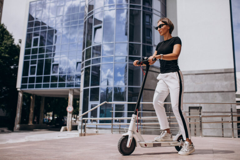 Femme trottinette électrique et bureaux