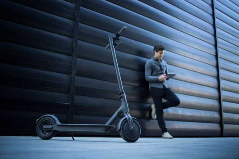 Assurance trottinette électrique : homme contre un mur