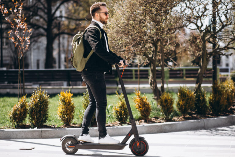 Homme sur une trottinette électrique