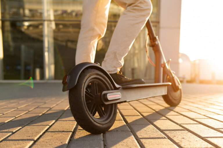 Trottinette électrique pantalon blanc