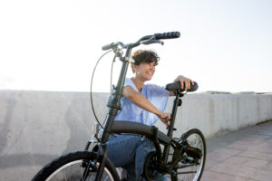 femme tenant son vélo électrique