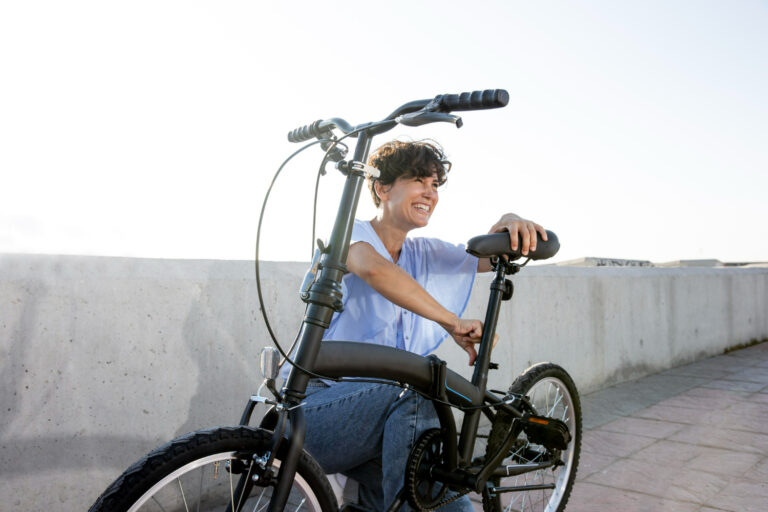 femme tenant son vélo électrique