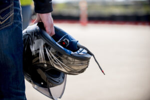casque de moto tenue a la main assurance scooter en ligne