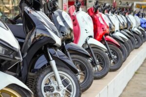 des scooter Yamaha 50 alignés