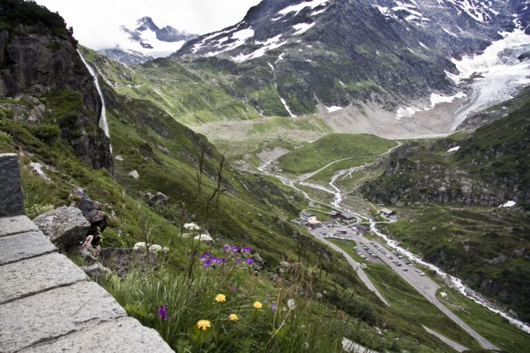 paysages-fascinants-des-belles-montagnes-enneigees-sous-un-ciel-nuageux-