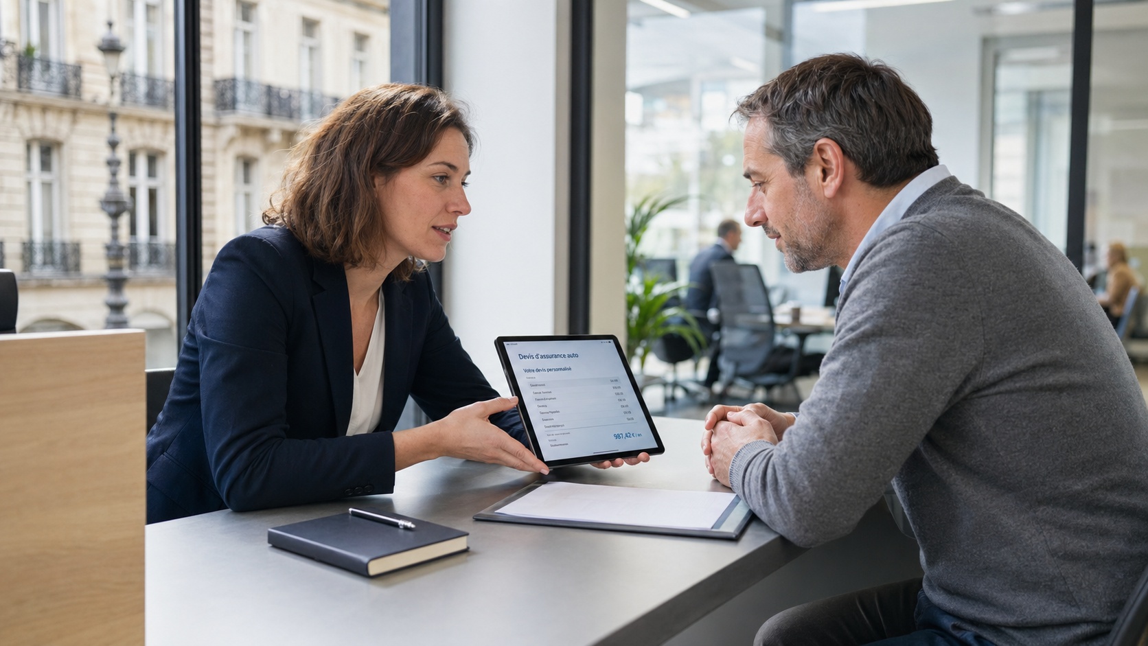 Courtier en assurance présentant un devis assurance auto résilié sur tablette numérique