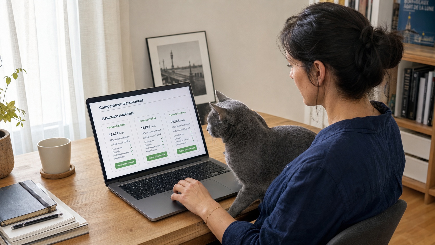 Propriétaire souscrivant une assurance chat en ligne sur son ordinateur portable à son domicile