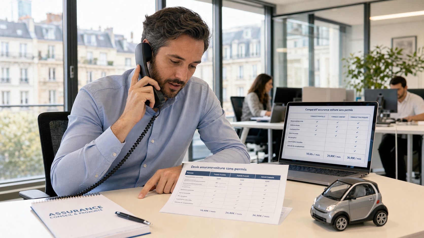 Conseiller Revital au téléphone en train de comparer des devis d'assurance VSP pour un client