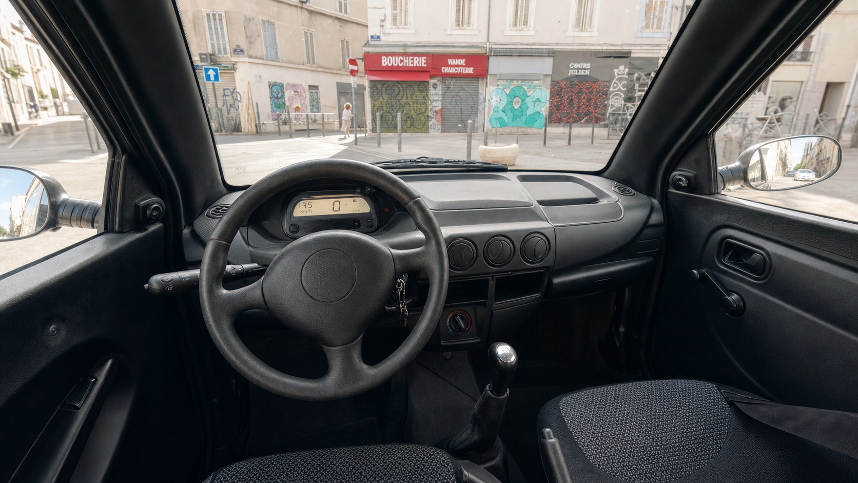 Intérieur d'une voiturette Ligier JS50 avec tableau de bord compact, volant et siège passager à Marseille