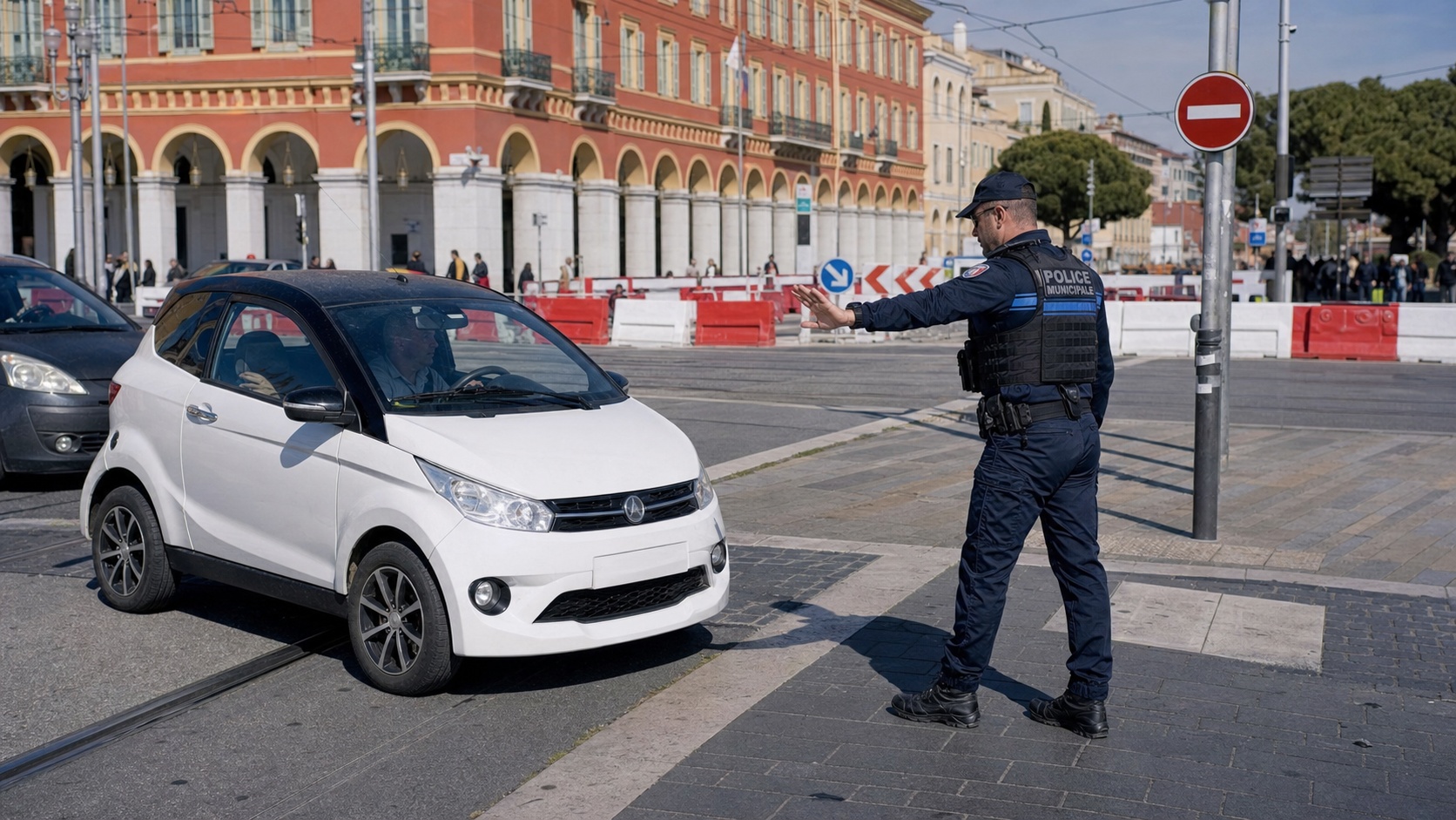 Contrôle réglementaire d'une voiturette VSP par les forces de l'ordre à Nice