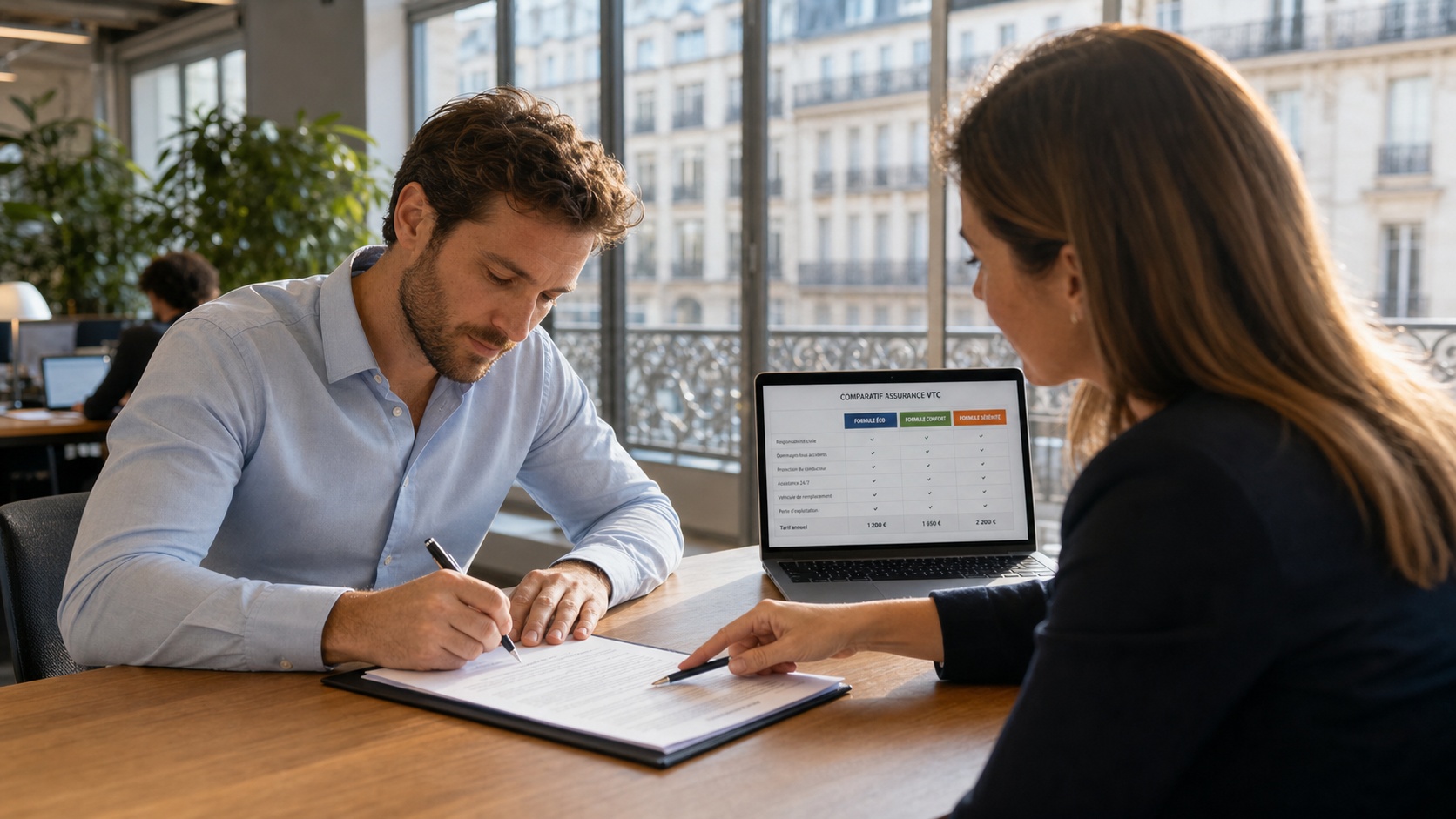 Gérant VTC signant un contrat d'assurance flotte sur une tablette dans un bureau, avec un courtier en face de lui