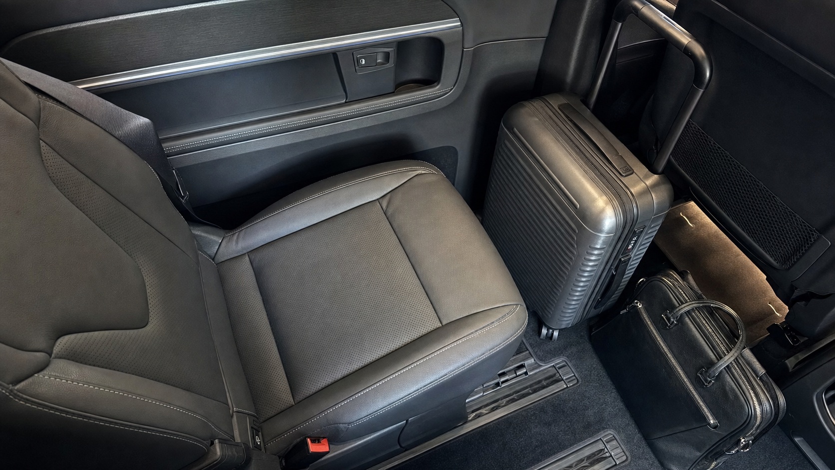 Intérieur d'un véhicule VTC haut de gamme avec siège passager et tablette de commande
