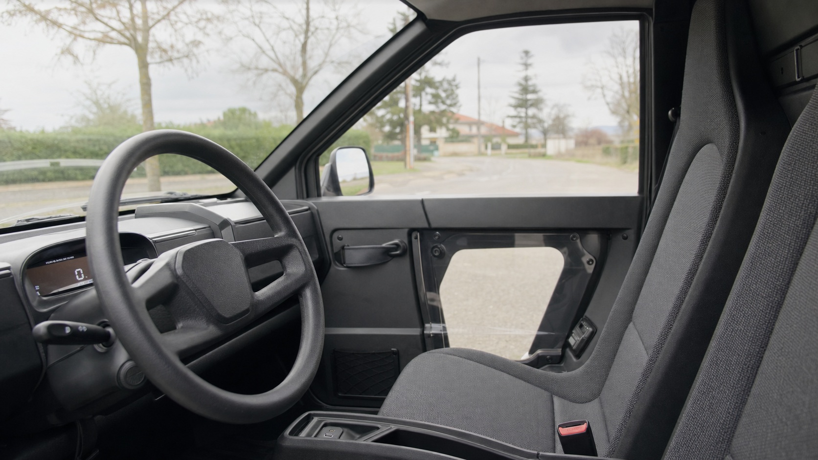 Tableau de bord et intérieur minimaliste d'une voiturette électrique sans permis