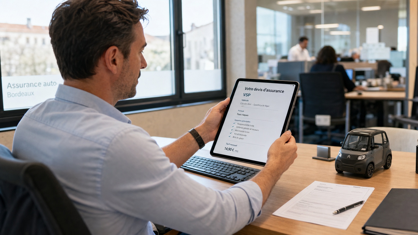 Conducteur souscrivant une assurance VSP sur tablette dans un bureau de courtier