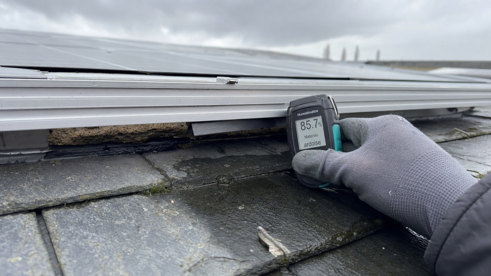 Installateur photovoltaïque en sécurité sur un toit avec panneaux solaires