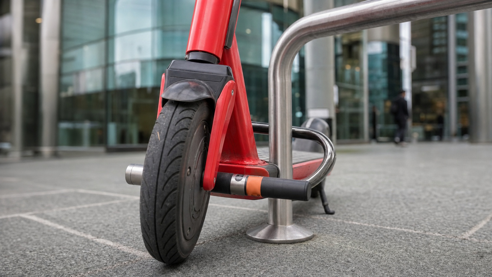 Propriétaire de trottinette électrique consulte son assurance sur smartphone avant de partir