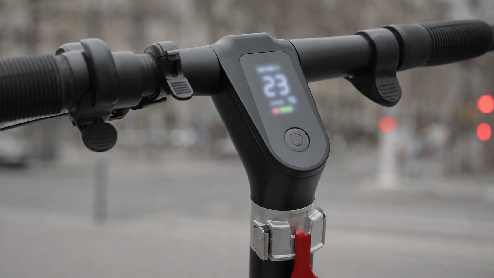 Gros plan sur le tableau de bord et l'écran d'une trottinette électrique moderne avec affichage de la vitesse