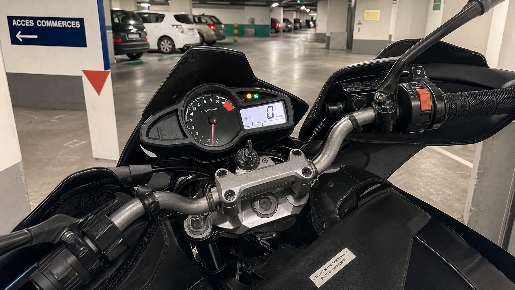 Tableau de bord et carénage d'une moto 125 cc en gros plan, détail technique